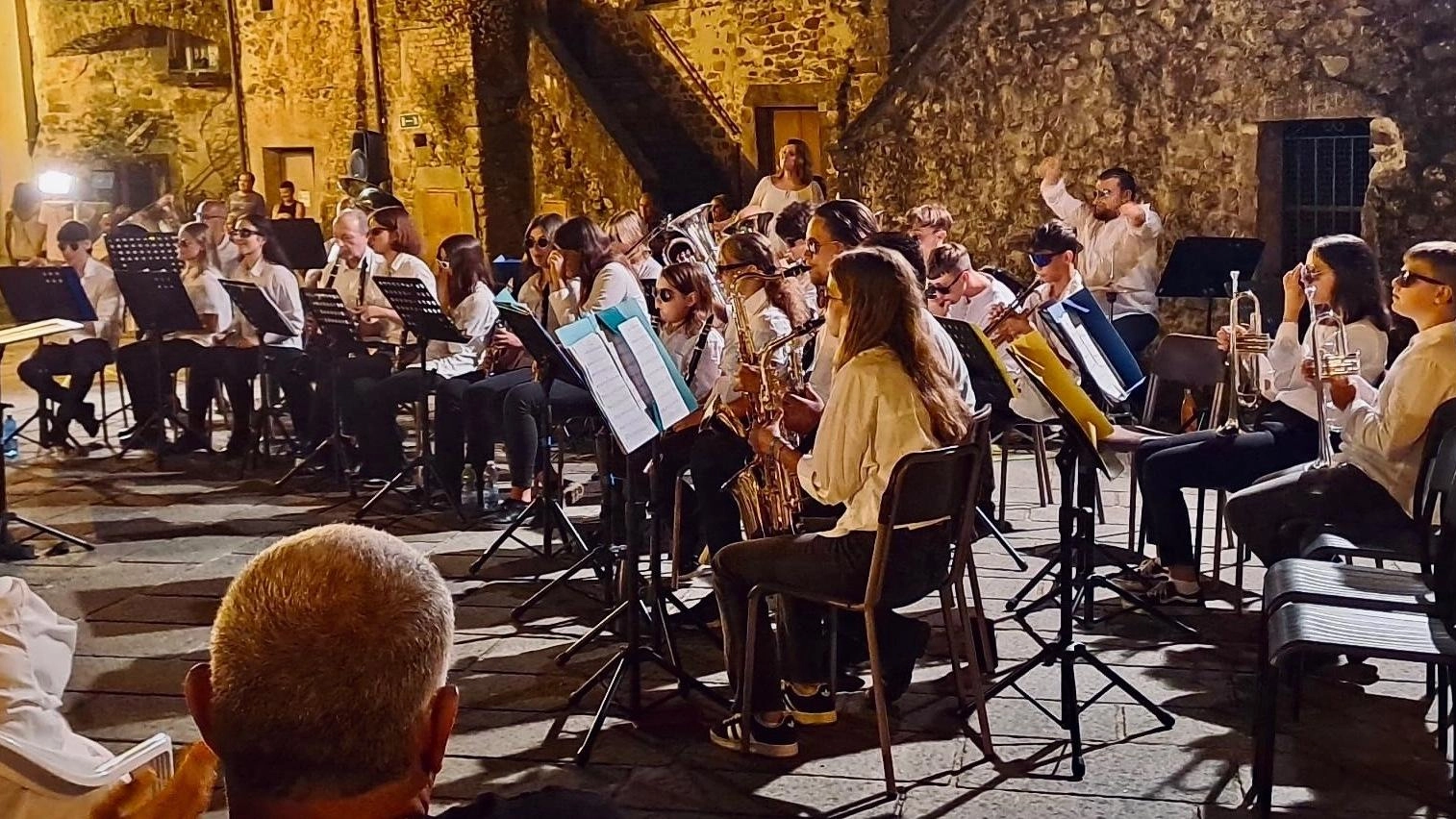 L'Ensemble Le Musiche di Simone Bernardini si esibisce nei borghi con brani classici. Musicisti italiani e stranieri si esibiscono a Bagnone e Treschietto.
