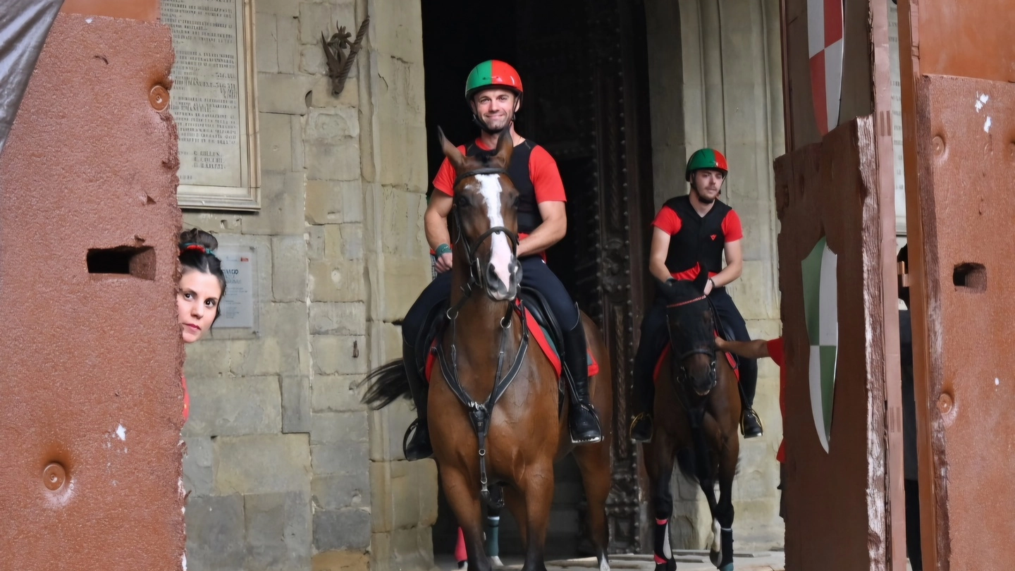 Si inizia alle 9.30 con i rioni cittadini che sfilano con il cero decorato con i colori di appartenenza. Dopo la messa, il sorteggio delle tornate e l’abbinamento di cavalieri e cavalli. La sfida è alle 21.15