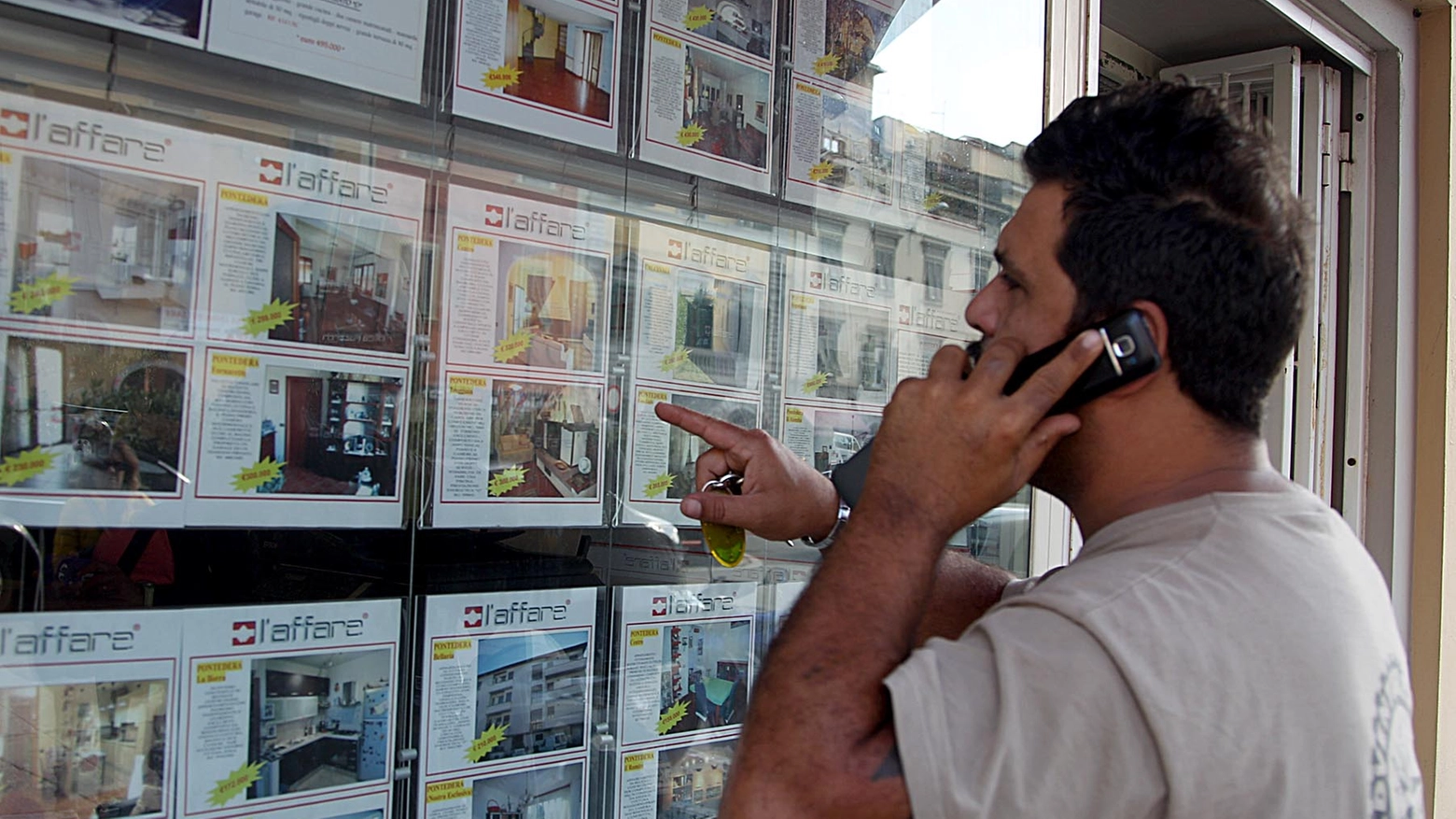 Un lavoratore in cerca di casa in affitto