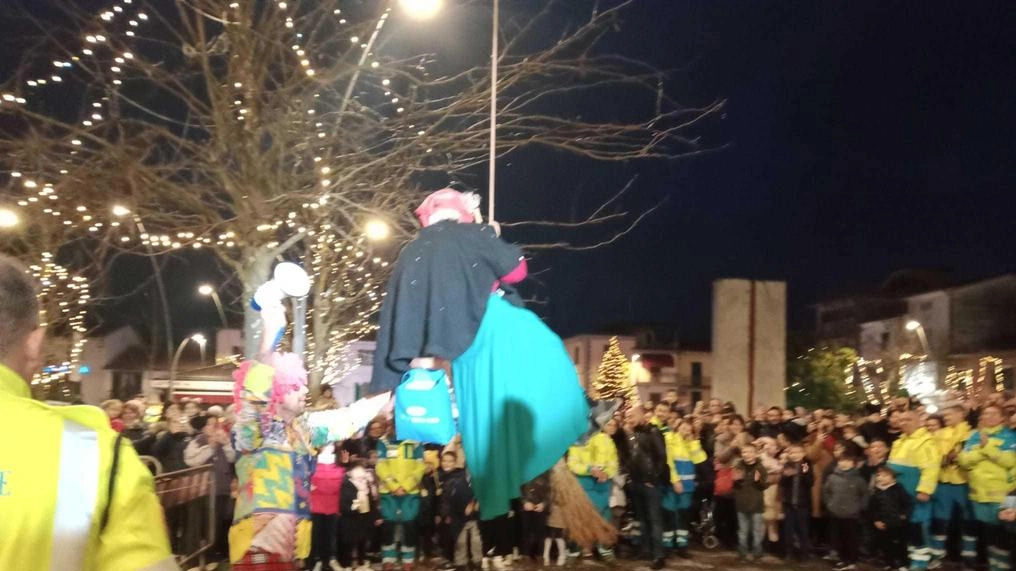 Lo spettacolo a Quarrata grazie ai volontari della Misericordia: così si chiudono gli eventi natalizi. Dj e musica per intrattenere i bambini, poi la discesa al calar del sole: l’emozione più grande.