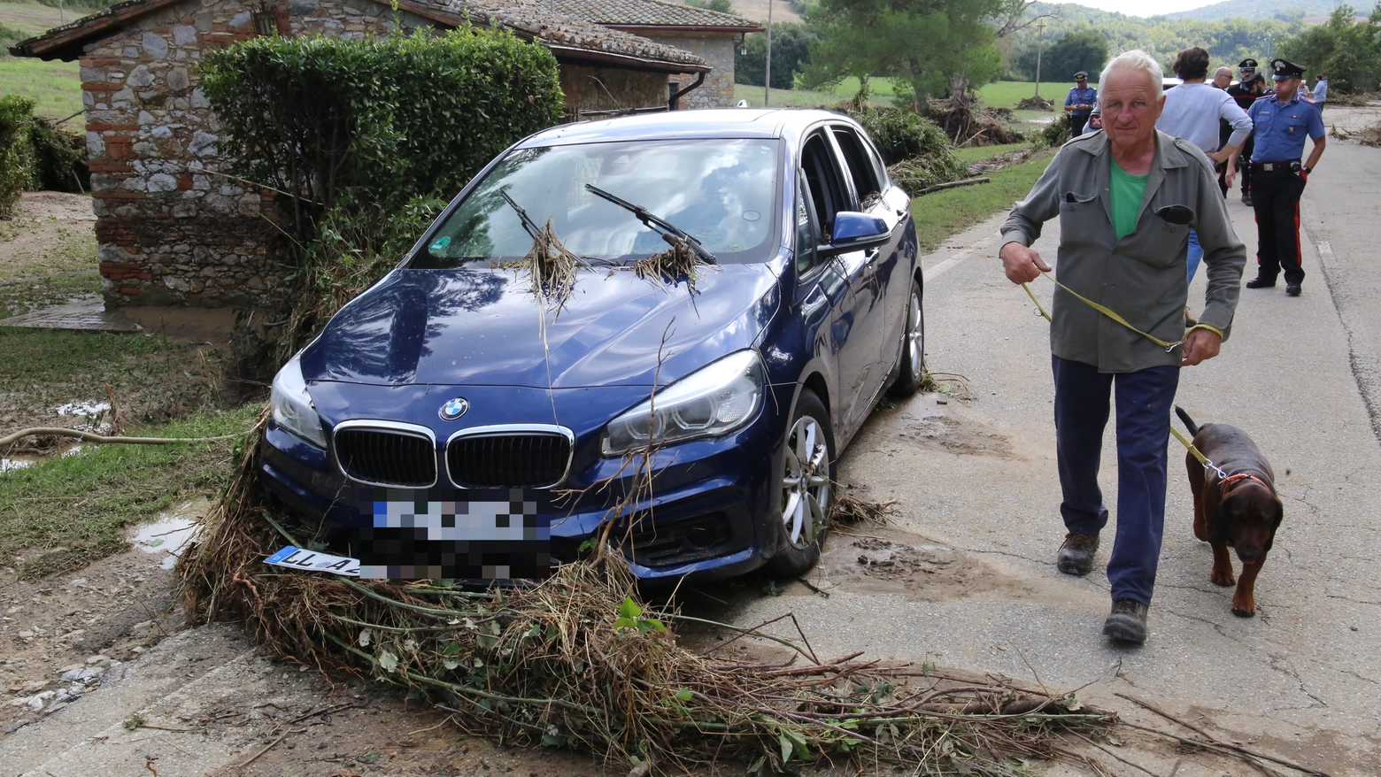 L'auto della famiglia tedesca travolta dalla piena (Foto Bongianni/Fotocronache Germogli)