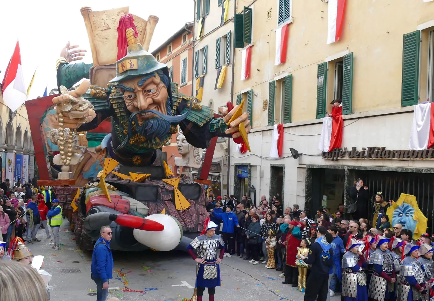 Il mondo tra i coriandoli. Foiano, carri da brivido. Folla fino dai cantieri. Poi oltre 5000 in piazza