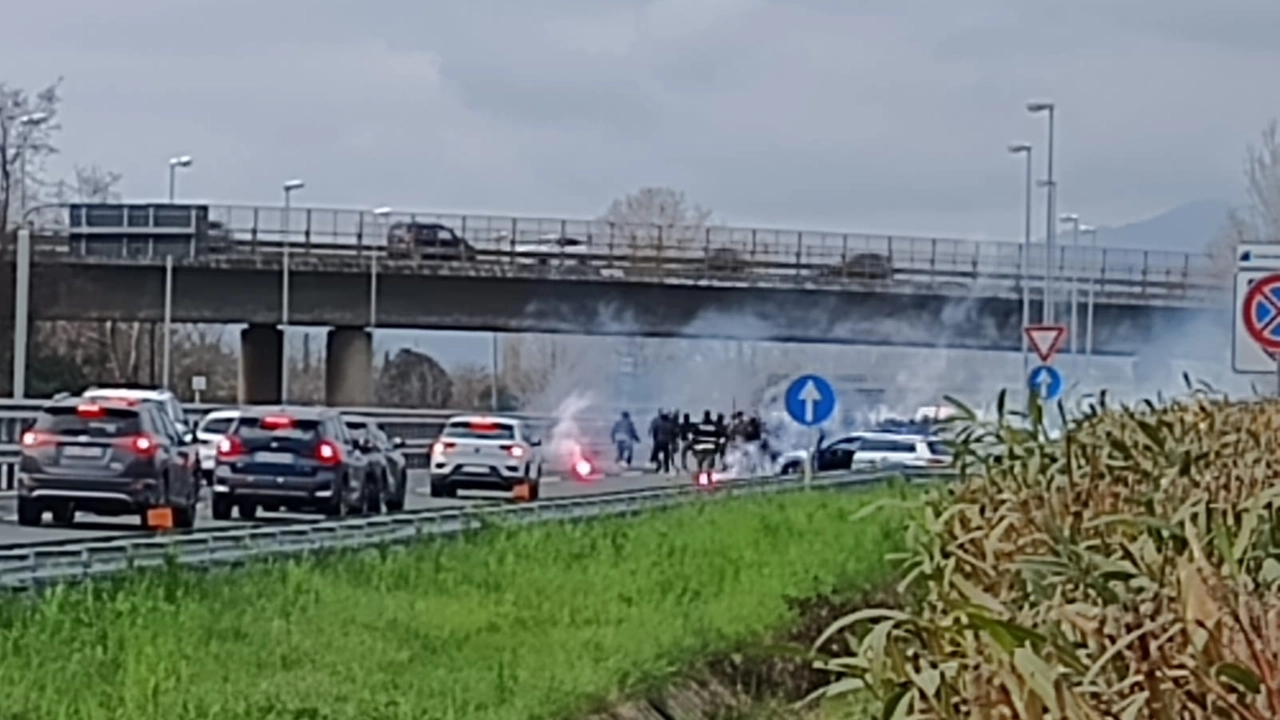 Caschi, manganelli e cazzotti: l’assurda guerriglia tra tifosi in mezzo all’autostrada