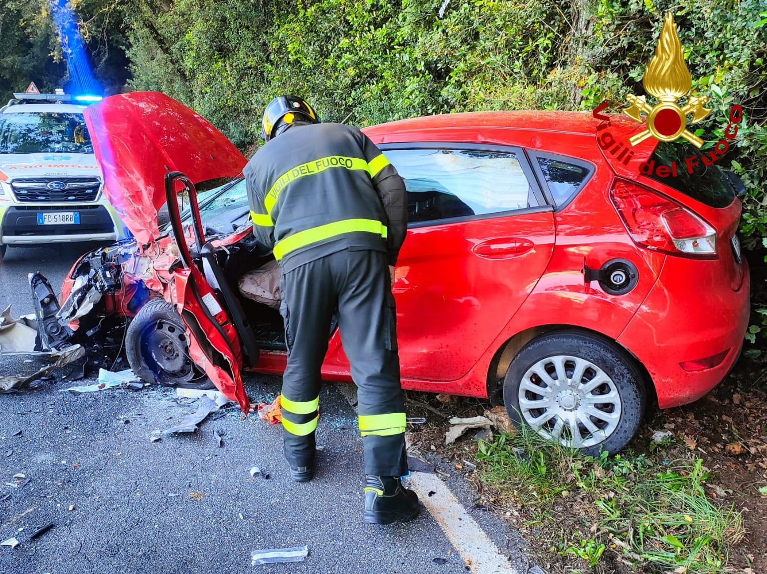 Narni, scontro frontale sulla Tiberina: due feriti estratti dai vigili del fuoco