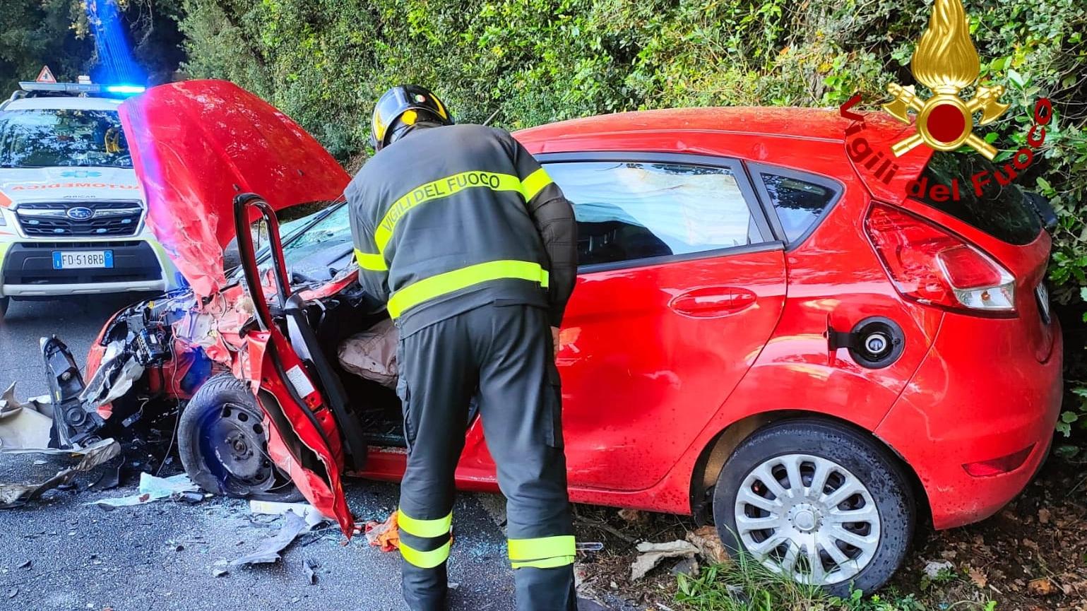 Un'auto coinvolta nello scontro frontale