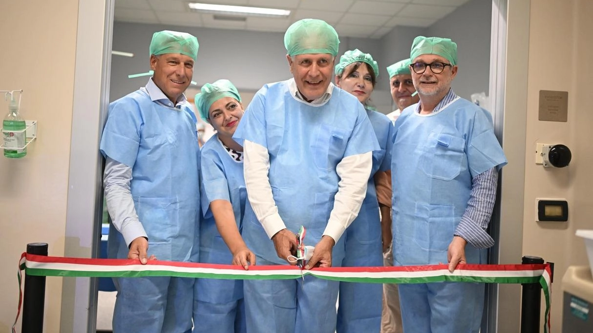 lEugenio Giani,. Simone Bezzini e il sindaco Giorgio Del Ghingaro all’inaugurazione del robot Da Vinci all’ospedale Versilia