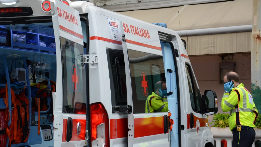 Un'ambulanza in una foto di repertorio. Per il motociclista i lunghi tentativi di rianimazione sono risultati vani