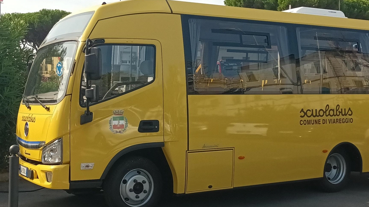 Ecco uno dei nuovi scuolabus elettrici parcheggiato nella piazza davanti al Comune nell’apposita stazione di ricarica