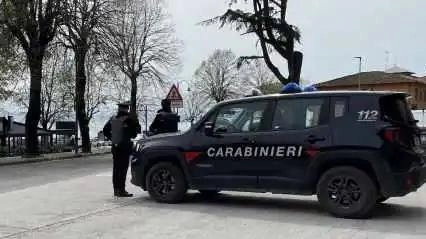 La mamma - disperata - all’esito dell’ennesima lite ha chiamato i carabinieri. Ad arrivare nella loro casa di Passignano sul Trasimeno sono. i militari della locale stazione