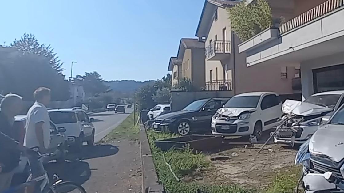 Sbanda e devasta concessionaria, con la jeep distrugge sette auto