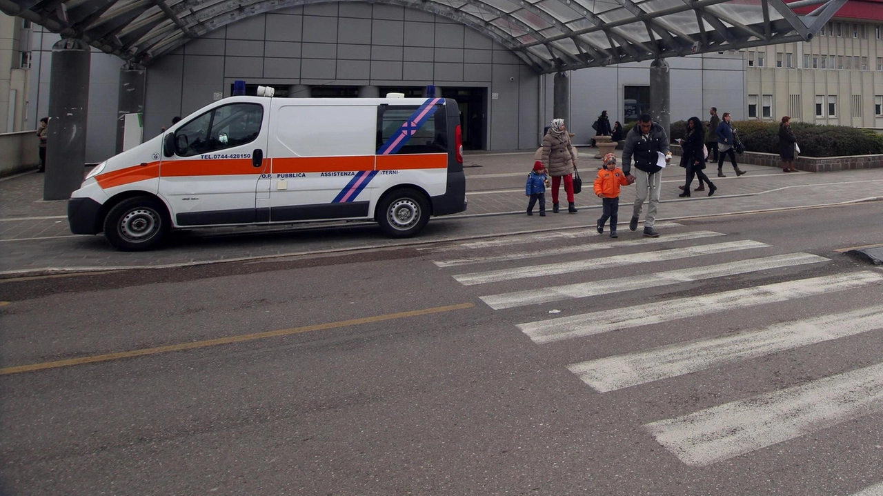 Dieci mesi a padre e figlio accusati di aver picchiato il poliziotto che aveva invitato il genitore a concludere il colloquio. Arrivata la sentenza d’appello.