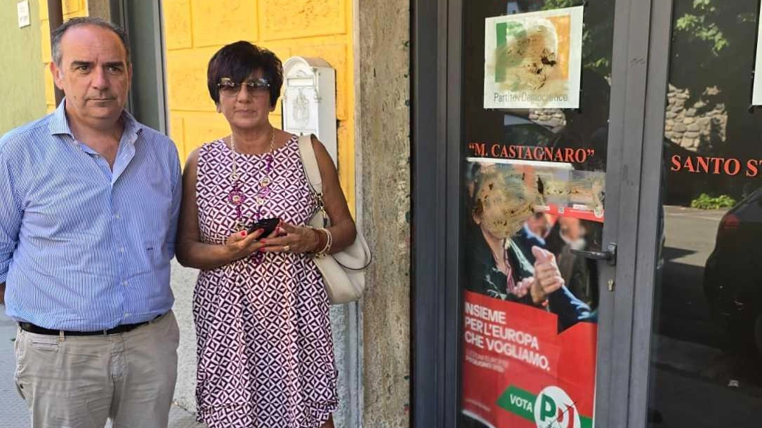 Escrementi contro la sede del Pd: "Un gesto vile, non una bravata". Imbrattati i manifesti e la vetrata