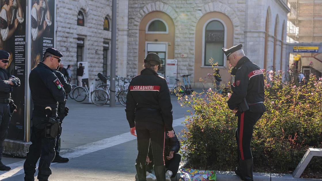 https://www.lanazione.it/image-service/view/acePublic/alias/contentid/ZWE1YzhkOWQtMmEyZS00/0/stazione-zona-rossa-per-illegalita-diffusa-la-decisione-del-coisp-e-lo-scontro-politico.jpeg?f=16:9&w=1200&h=630