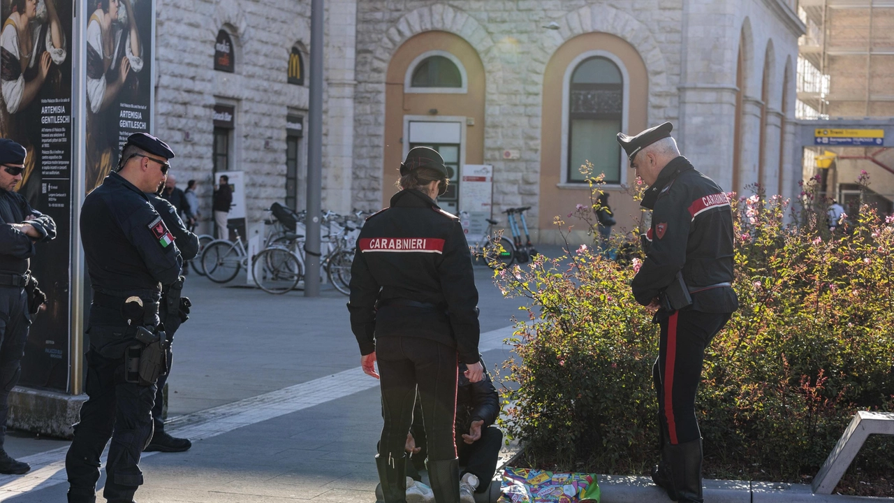 Il controllo di un. giovane extracomunitario in zona Stazione (Foto Del Punta/Valtriani)