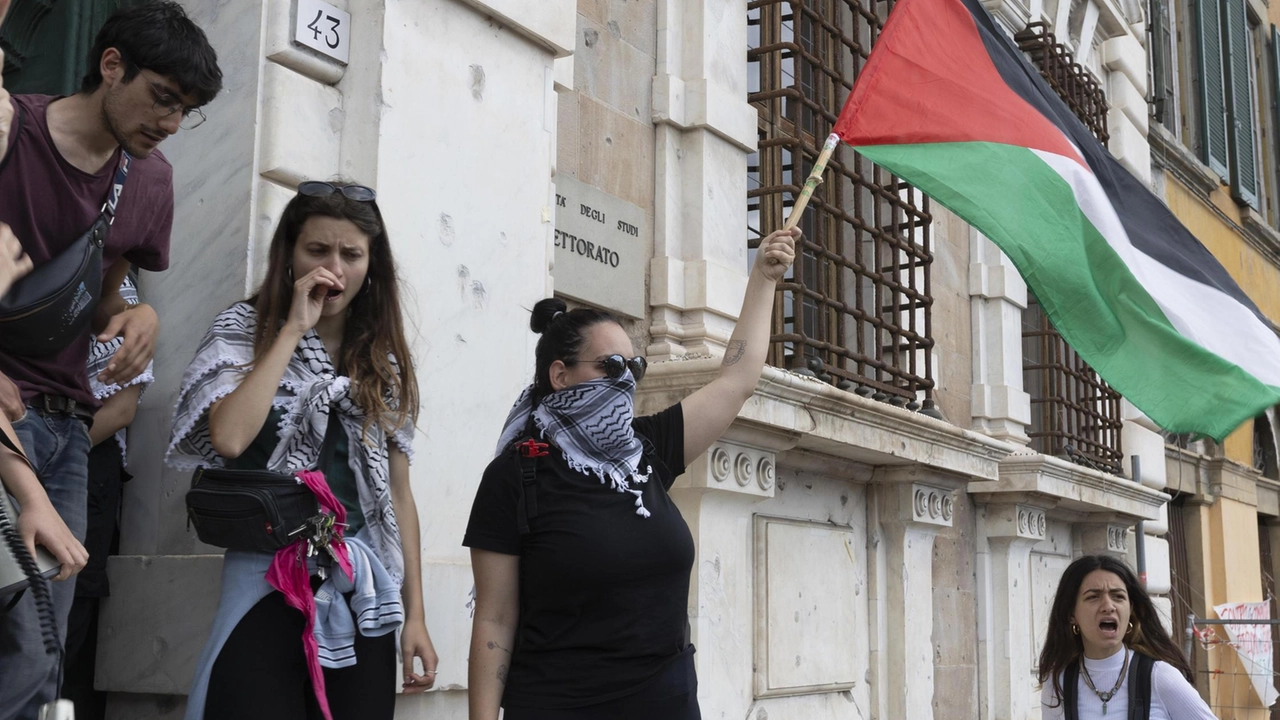 Sopra gli israeliani che scappano nei bunker Mobilitazione degli studenti lo scorso maggio a favore della Palestina