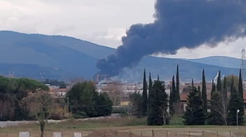 Esplosione in una raffineria a Calenzano, fumo nero sulla città. Boato avvertito ovunque. Ci sono feriti