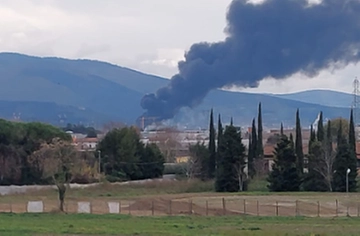 Esplosione in una raffineria a Calenzano, fumo nero sulla città. Boato avvertito ovunque. Ci sono feriti