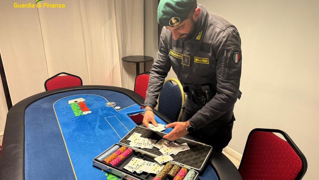 Una bisca clandestina con tornei di poker illegali. Scattano le denunce