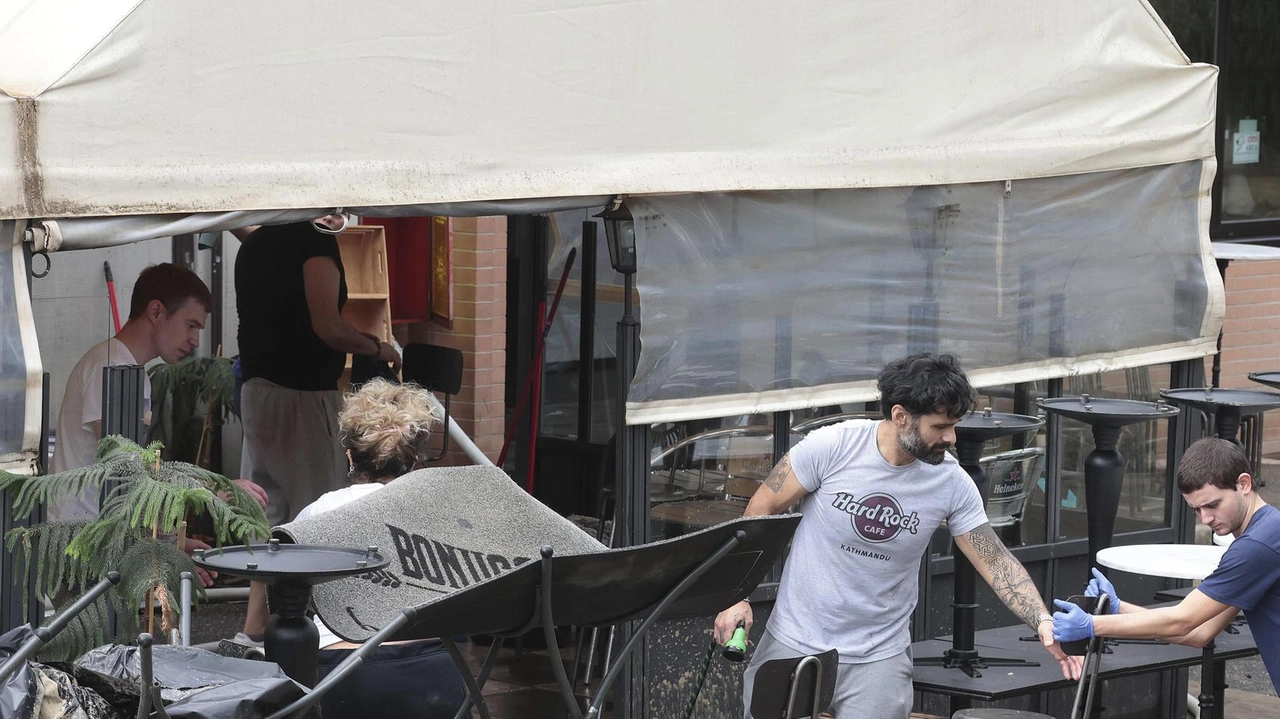 A sinistra al lavoro in strada Massetana Romana per liberare i negozi, in alto problemi alla stazione ferroviaria