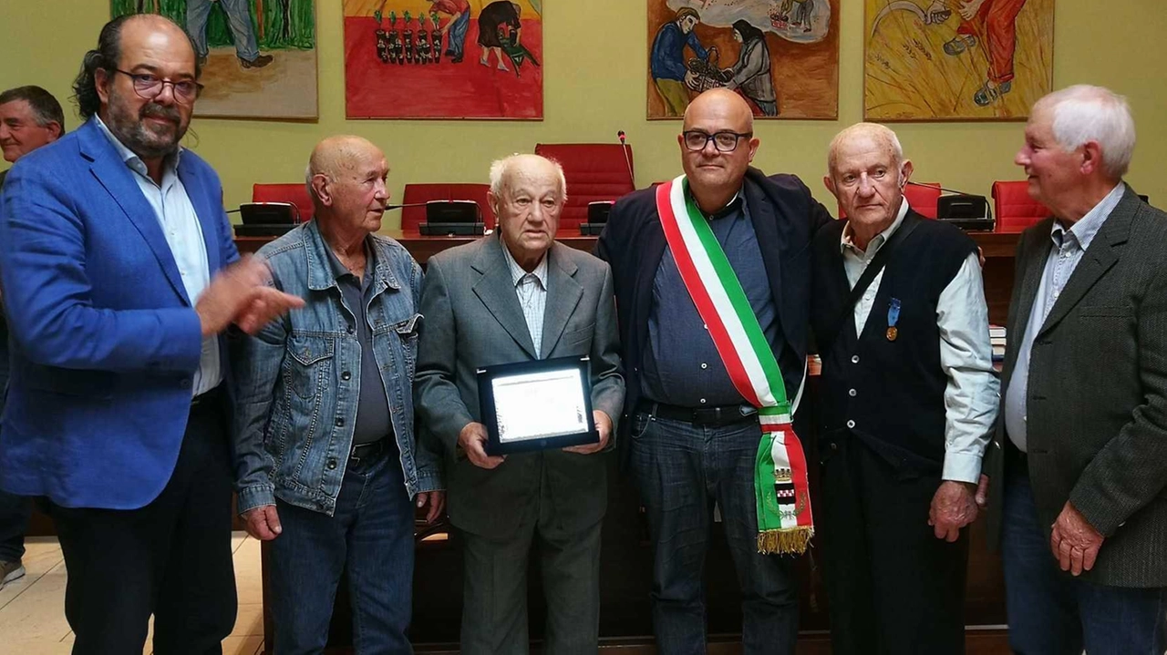 Da sinistra, l’assessore Simone Niccolai, i fratelli Gualtiero e Giovanni Polletti, il sindaco Gabriele Romiti, e Mario e Silvano Polletti, nella serata dedicata al ricordo della madre, Modesta Rossi, uccisa dai nazifaascisti nel giugno 1944