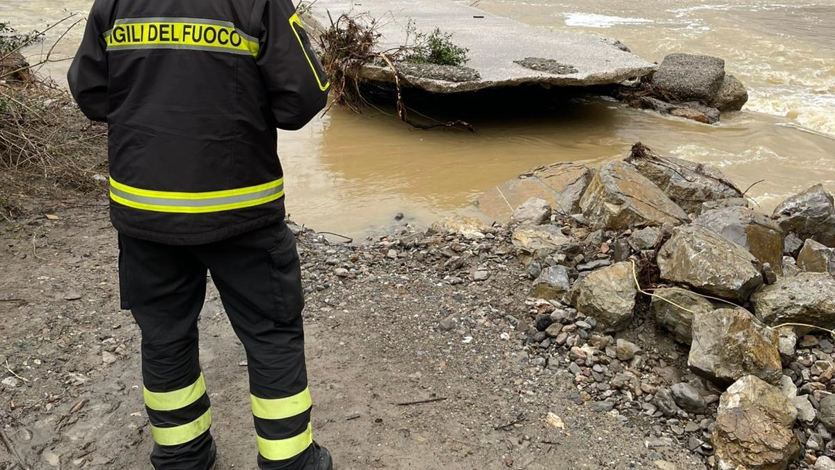 Vigili del fuoco all’opera nelle zone più colpite dal maltempo che ancora una volta ha messo a dura prova la Valdicecina