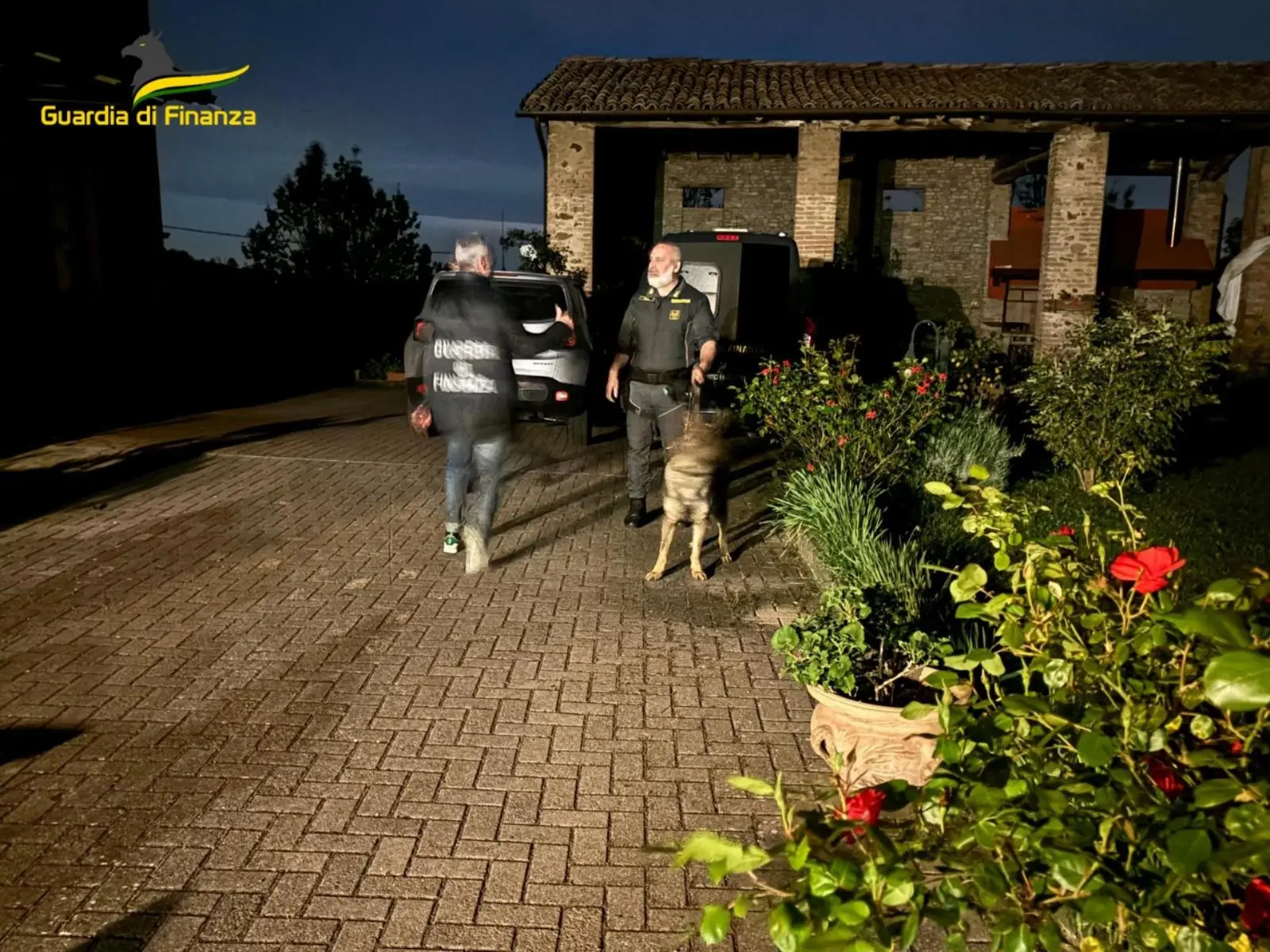 Escort e regali di lusso nella villa di Forte dei Marmi per gli appalti