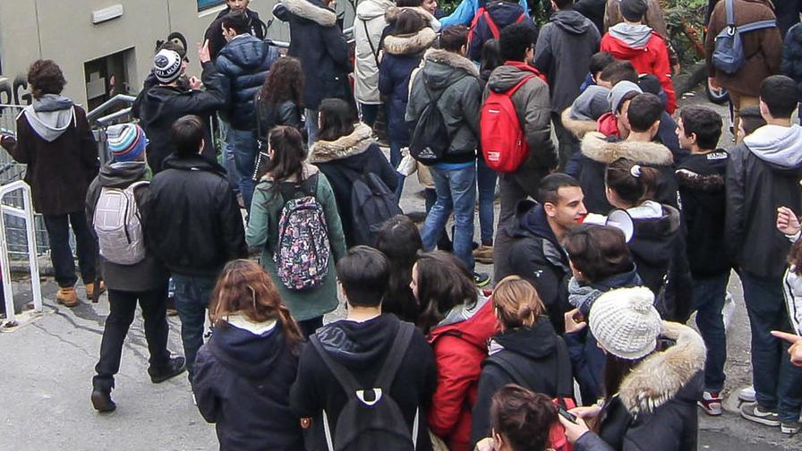 Studenti contro la preside: stamani il sit in