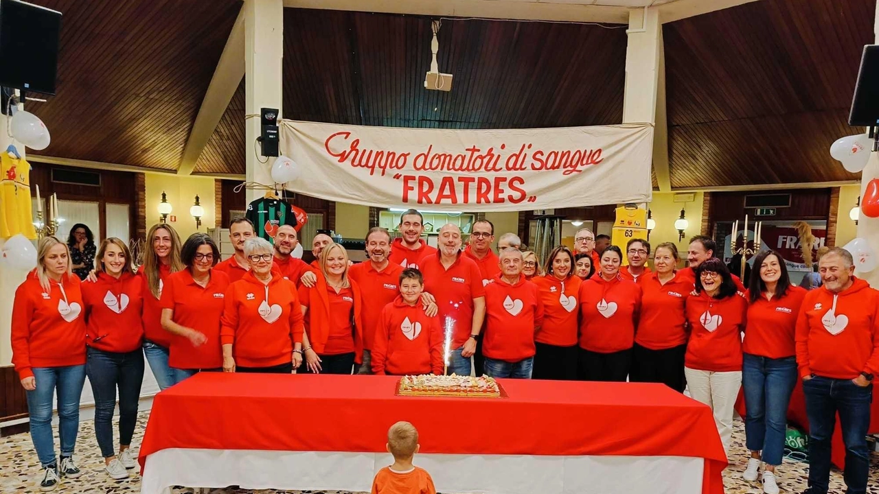 Nuovo presidente del gruppo Fratres di San Gimignano. Nella carica è adesso Fabrizio Nencini, al centro della foto scattata alla conviviale di Boscotondo