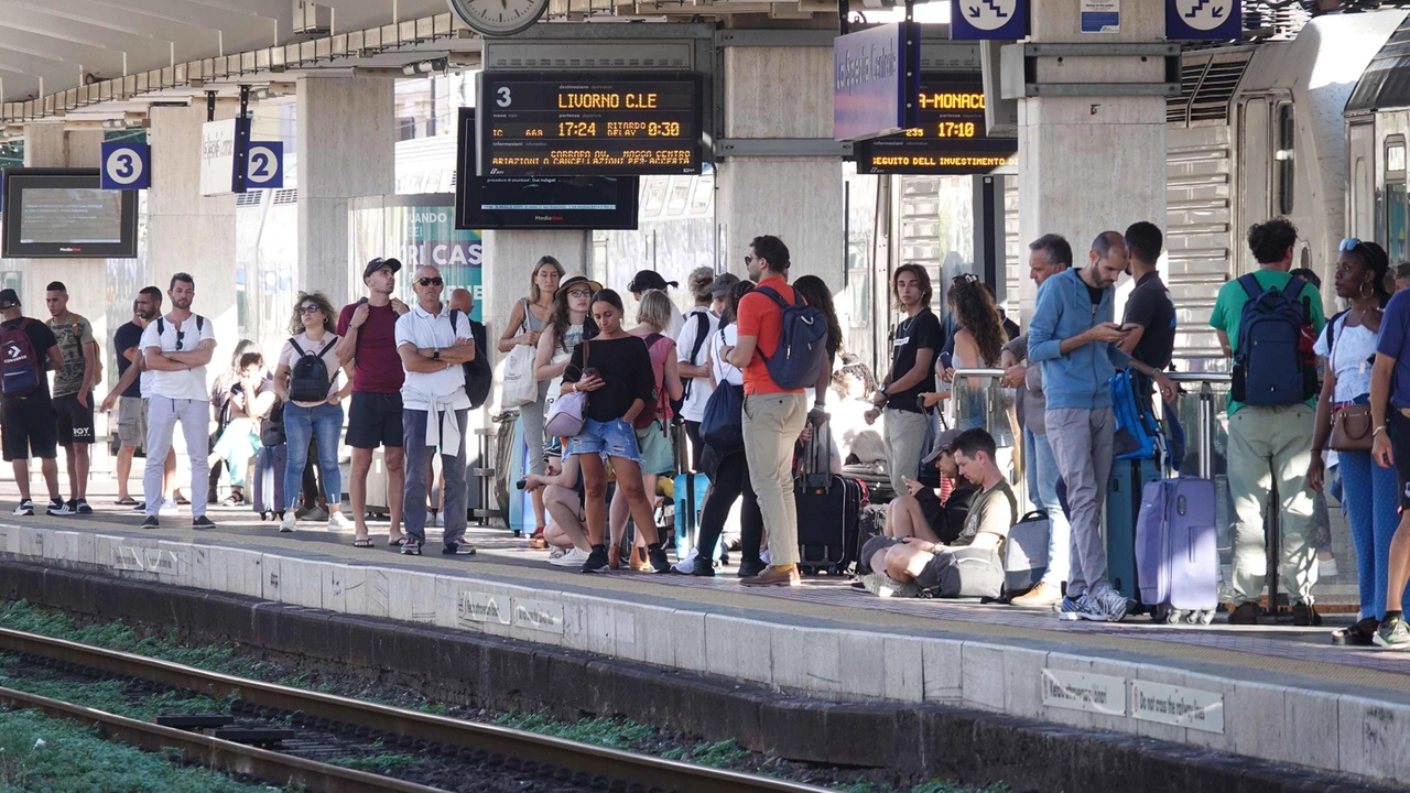 Banchine affollate alla stazione ferroviaria della Spezia (immagine di archivio)