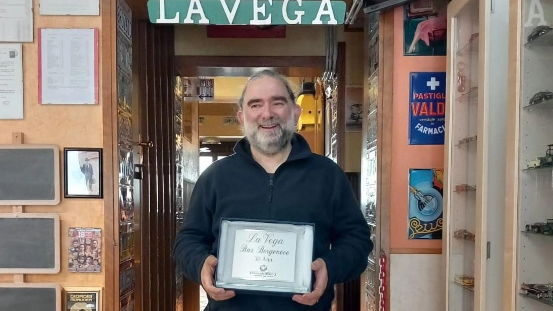 Il titolare del bar, Massimiliano Fabbri. «. È iniziato tutto nel 1995 – dice – quando mia moglie e mio cognato hanno rilevato la licenza del circolo Borgonovo, che chiudeva»