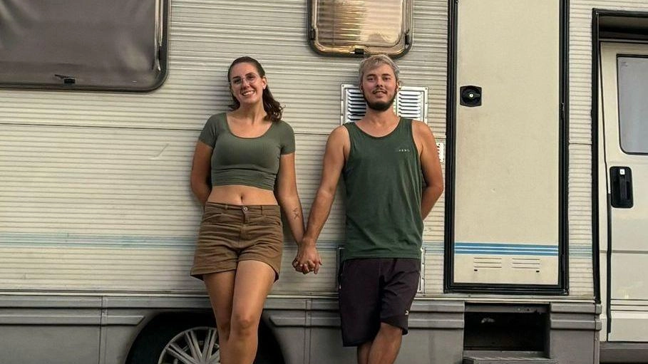 Due cuori e un camper: "Viviamo da mesi dentro la roulotte . Ora ci serve una casa"