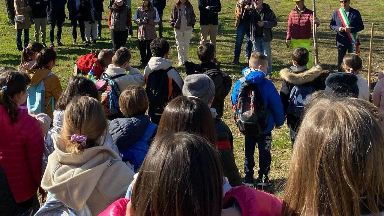 Ieri mattina in via Olmi la piantumazione della prima delle sette nuove piante donate dalla Contrada Il Ponte