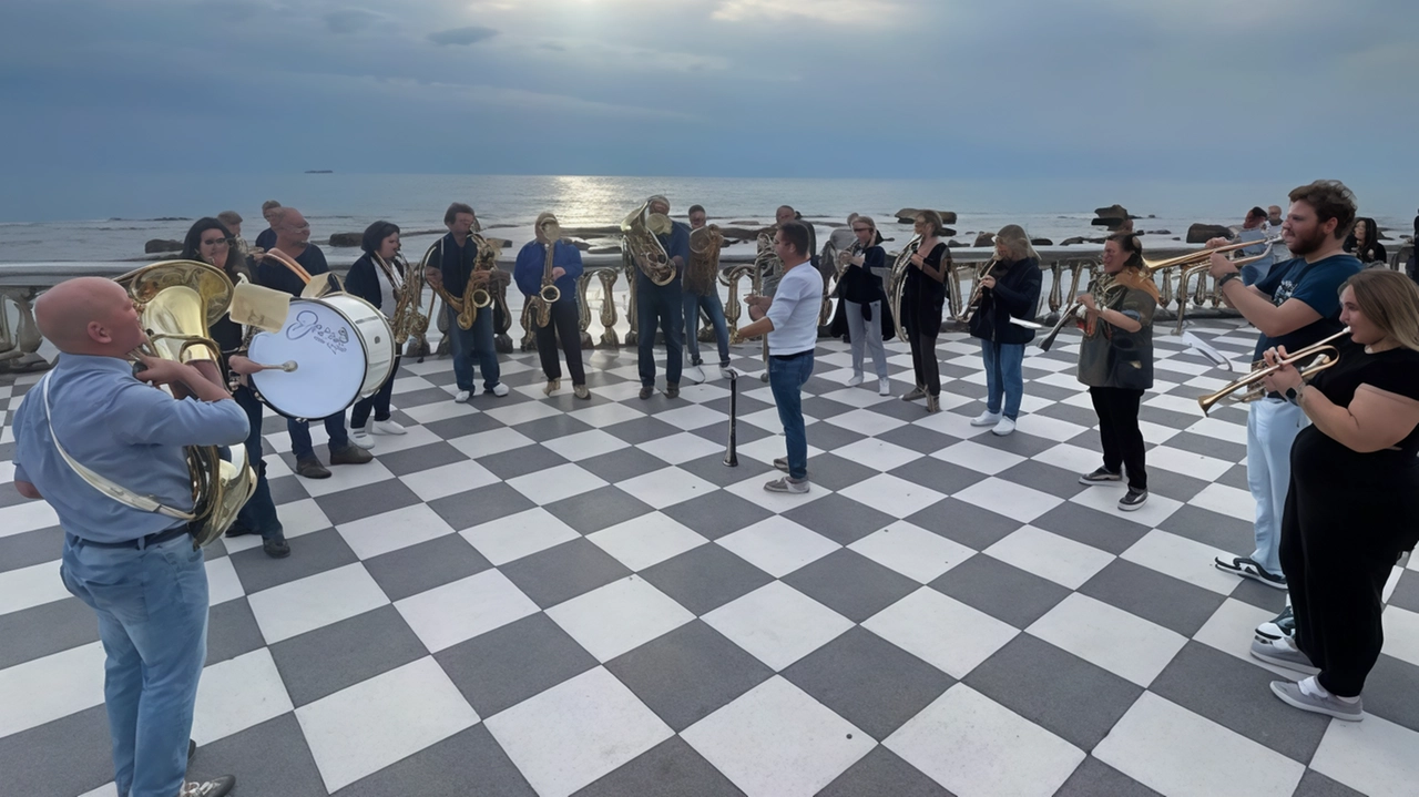 Mini concerto improvvisato della firlarmonica Verdi di Montegonzi in quello che è il luogo simbolo di Livorno, la Terrazza Mascagni