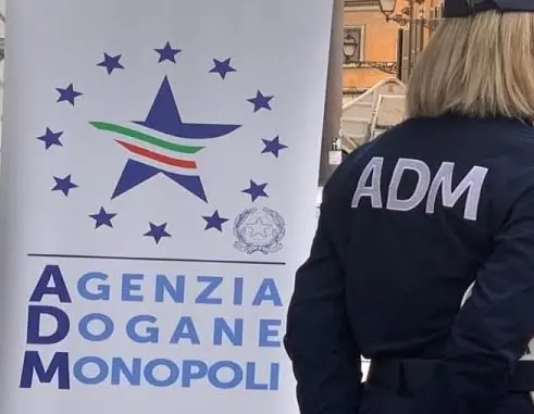 Prato, sequestrati 1.200 aromi per sigarette elettroniche privi del contrassegno fiscale