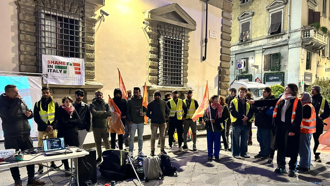 Presidio del Sudd Cobas davanti alla Regione Toscana in piazza Duomo