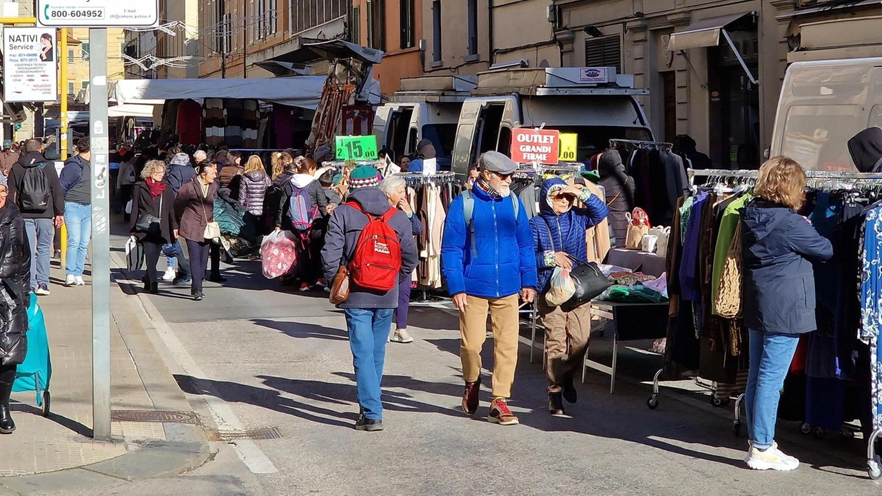 Un tratto del mercato in via Atto Vannucci