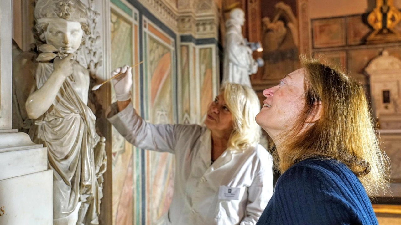 La donatrice americana Donna Malin di fronte al monumento funebre alla contessa d’Albany in Santa Croce