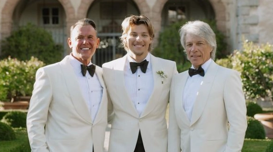 Presente al matrimonio anche il padre di Jake, il cantante Jon Bon Jovi (sulla destra)