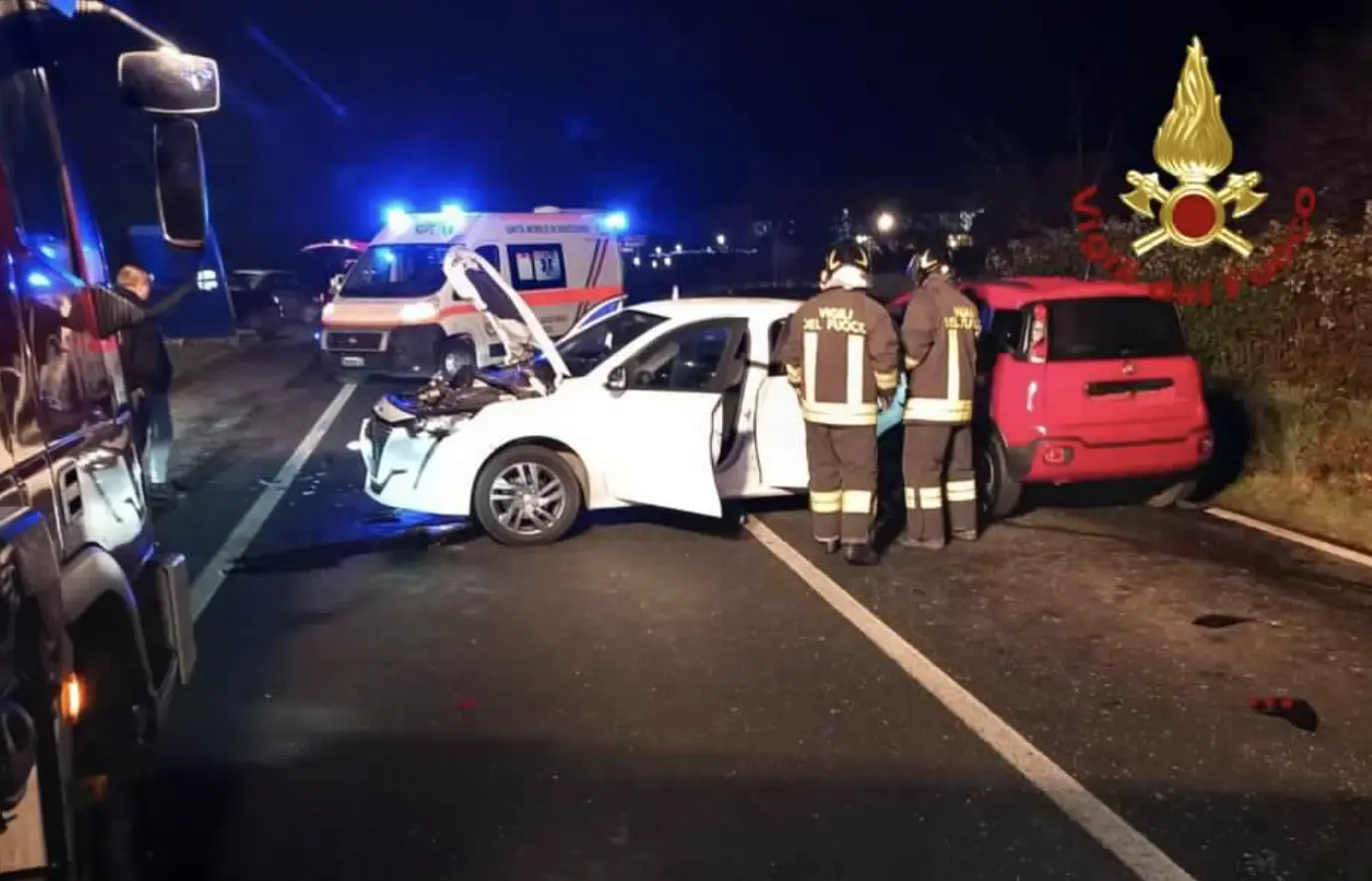 Incidente a Lucca, tre auto coinvolte e due feriti