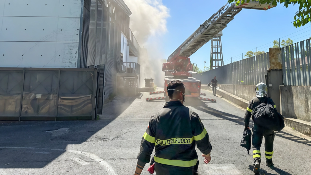 L’incendio del 18 giugno nel centro commerciale di via Gramsci a Sesto Fiorentino. Probabile riapertura a gennaio