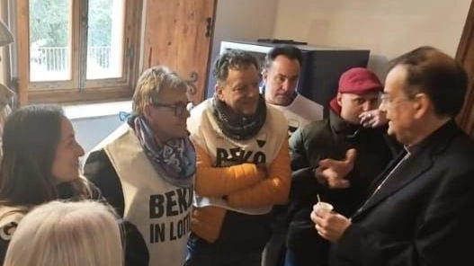 Il cardinale Augusto Paolo Lojudice con la delegazione di lavoratori Beko