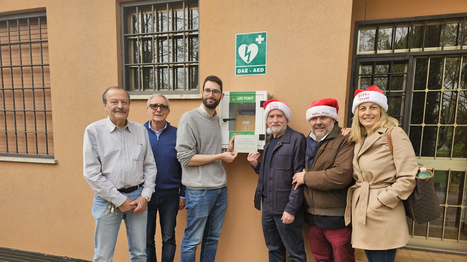 Un defibrillatore in regalo alla parrocchia dei Bassi dalla Compagnia di Babbo Natale