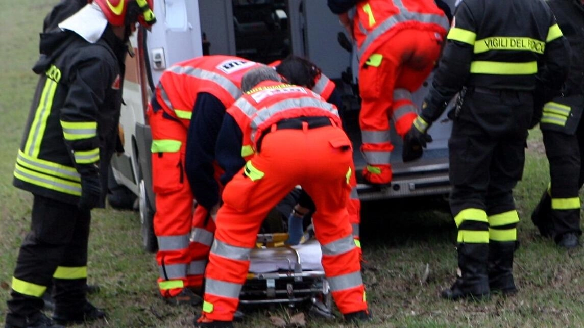 Scontro frontale tra auto, i soccorritori (foto repertorio)