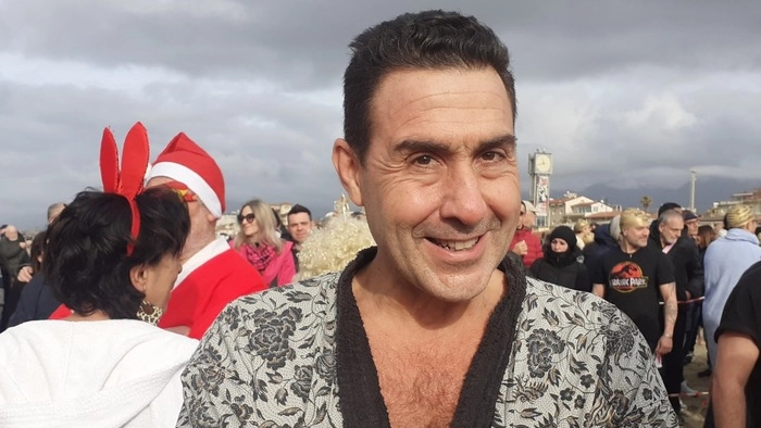 Roberto Vannacci al tuffo di Capodanno di Viareggio dello scorso anno