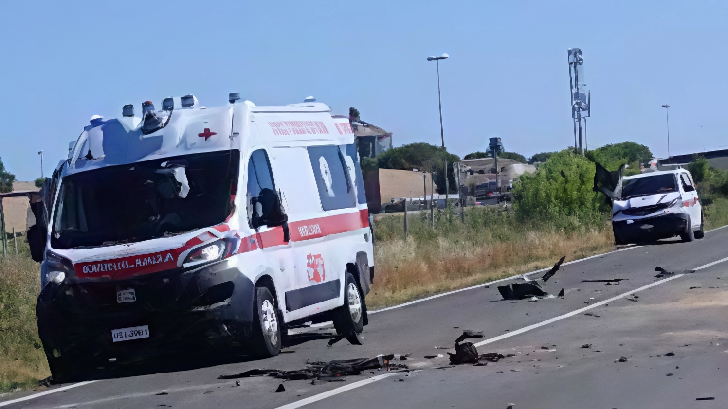 Tre feriti, uno grave, in due incidenti a Grosseto e Gavorrano. Auto e furgone coinvolti, strada chiusa. Interventi di soccorso e forze dell'ordine sul posto.