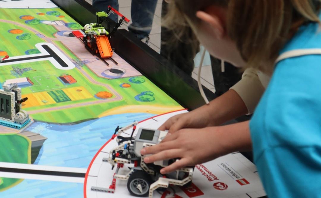 First Lego League all’Università di Firenze: piccoli ingegneri robotici si sfidano per risolvere “problemi sottomarini”