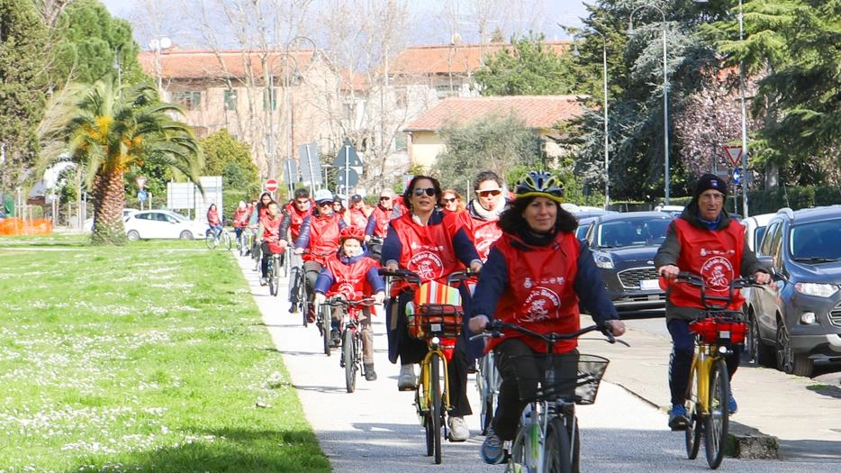 In quasi 180 persone hanno pedalato e camminato per le vie del centro . A teatro il momento della donazione alla Casa della Giovane di Pisa.