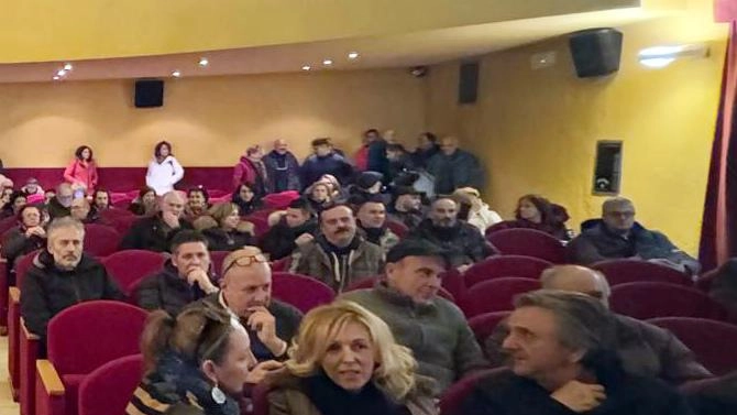 Incontro a Villafranca contro l'antenna 5G: cittadini e esperti discutono i rischi per la salute e chiedono azioni.