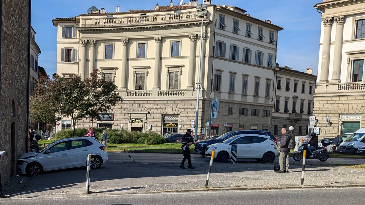 L'auto intraversata ha finito la sua corsa andando a sbattere contro Porta alla Croce in piazza Beccaria