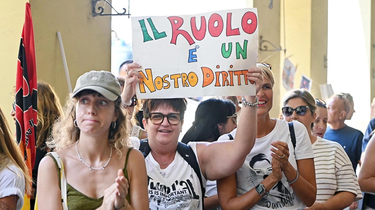 Una manifestazione dei precari della scuola in una immagine d’archivio. Anche quest’anno, attacca la Cgil, i precari in cattedra saranno sempre di più e manca il personale non docente per far funzionare al meglio i plessi